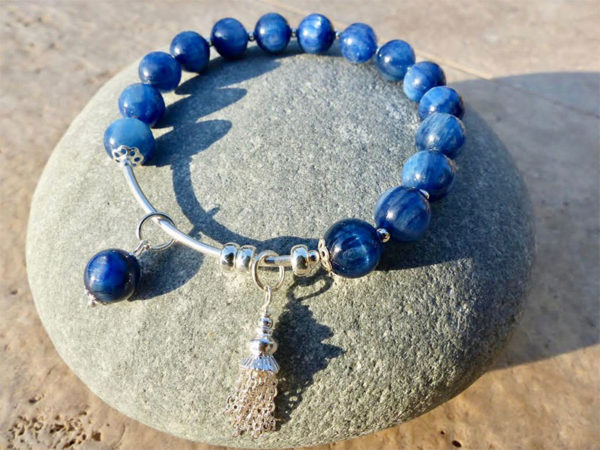 Un bracelet en cyanite bleu