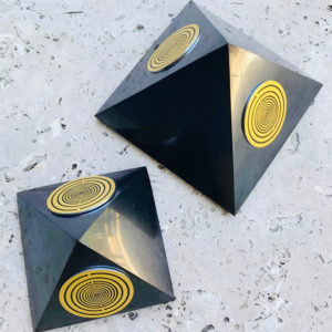 Une pyramide avec oscillateur Lakhovski